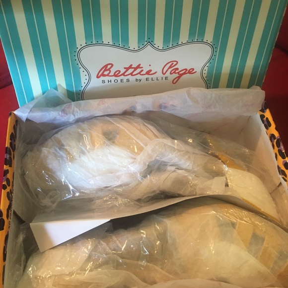 Bettie Page Angie Vintage Pumps - Picture 6 of 8